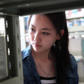 教室里的知性女孩