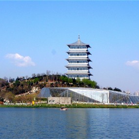 蓝天白云映古城