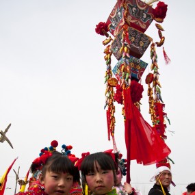 耍社火的小女孩