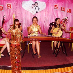 婚礼上祝兴的女子乐队