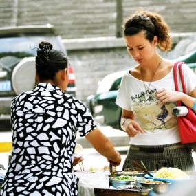洋美女很爱吃陕西的菜卷饼
