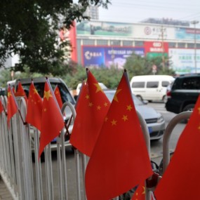 省委门外拍国旗  一道亮丽风景线