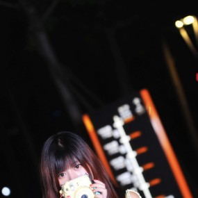 拍立得女孩，夜景随拍