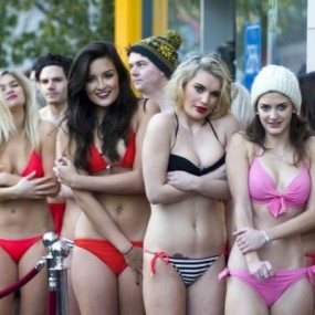 英国美女街头穿比基尼挑战严寒震撼场面 欲创最长泳装队纪录