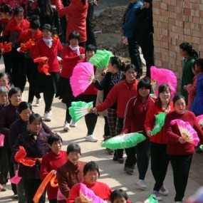 《春节摄影赛》什么是幸福？有吃有穿有钱花平平安安是幸福