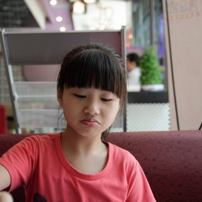 发几张小破孩的照片（抓拍，情景描述）