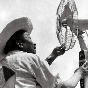 “鸟枪换了炮”--一张老照片看到从芭蕉扇、电风扇到空调的社会改革的变化