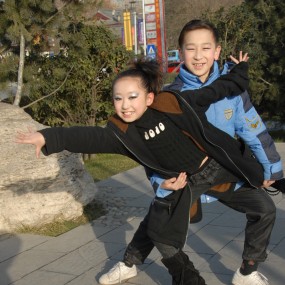 随拍表演拉丁舞的儿童