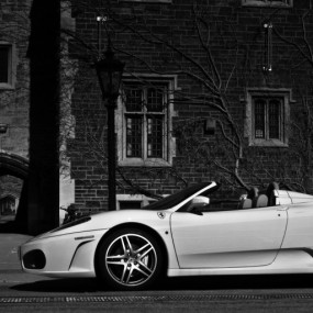 黑白照片上的美女与法拉利