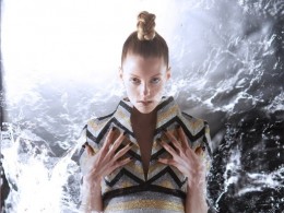 冰块中的冻美女！