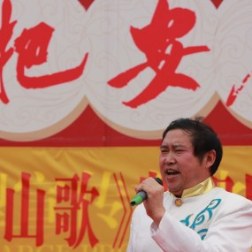 相逢只管问安康！