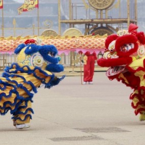 羊年春节：大明宫广场龙狮共舞