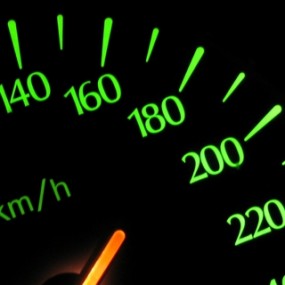 两张漂亮的汽车仪表盘