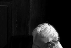 闲来读报消时光