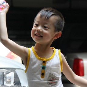 看到老师们的片片很羡慕，于是拿孩子作掩护出门偷拍，18-200的好处就是不易暴露。呵呵