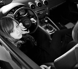 yumiku与BMW Z4的几张黑白照片